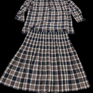 Pattern plaid pleated skirt.